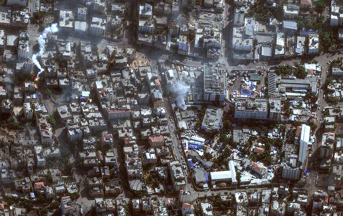 Khu vực có bệnh viện Al-Shifa tại Thành phố Gaza nhìn từ trên cao. Ảnh: Reuters