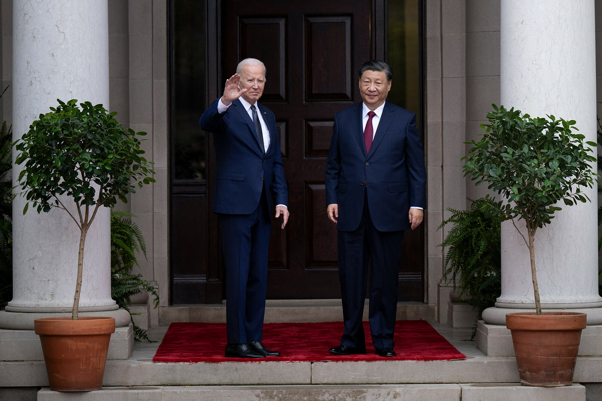 Tổng thống Mỹ Joe Biden và Chủ tịch Trung Quốc Tập Cận Bình tại nhà vườn Filoli hôm 15/11. Ảnh: AFP