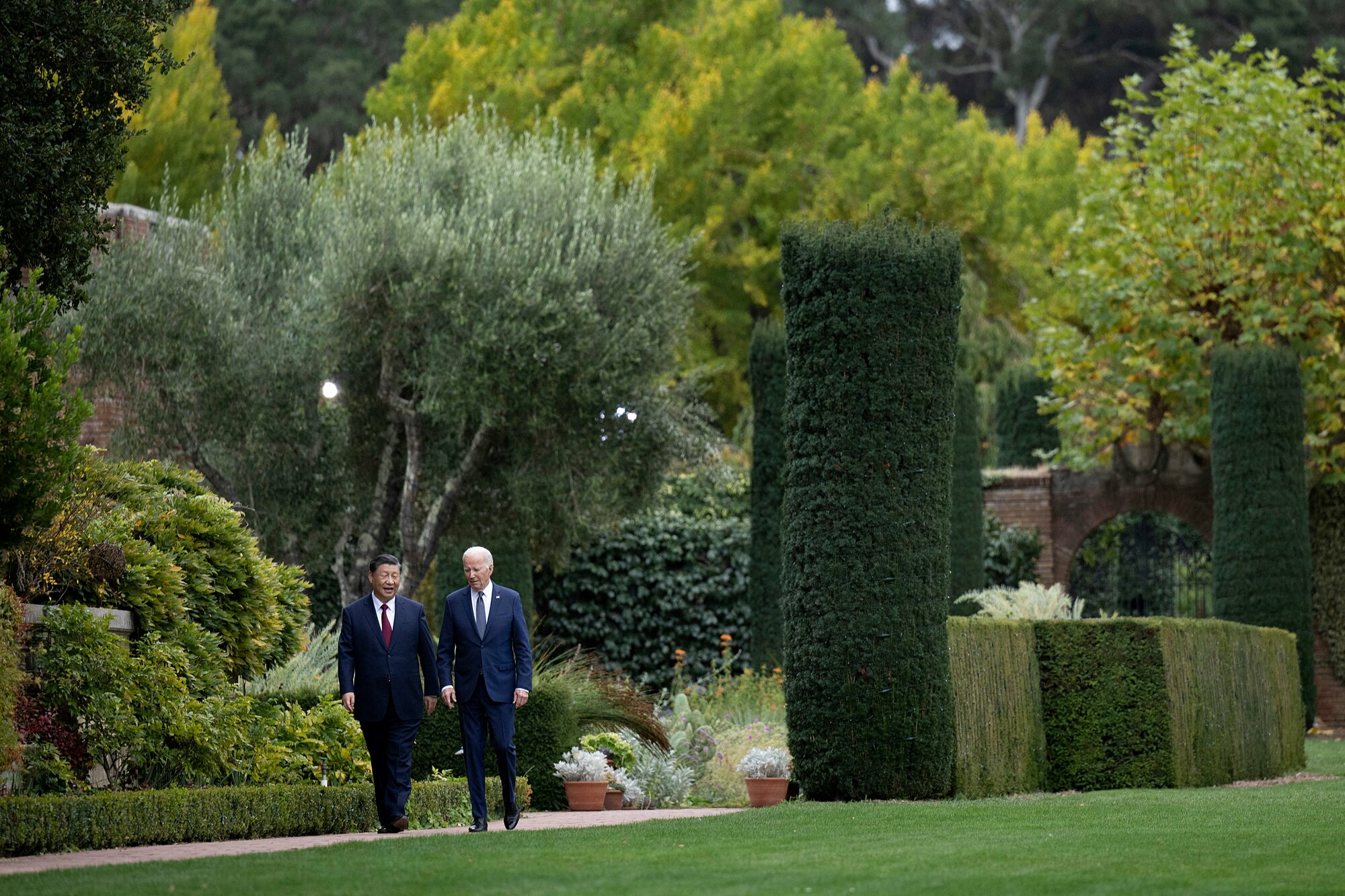 Hai nhà lãnh đạo đi dạo trong khu vườn kiểu Anh ở Filoli ngày 15/11. Ảnh: AFP