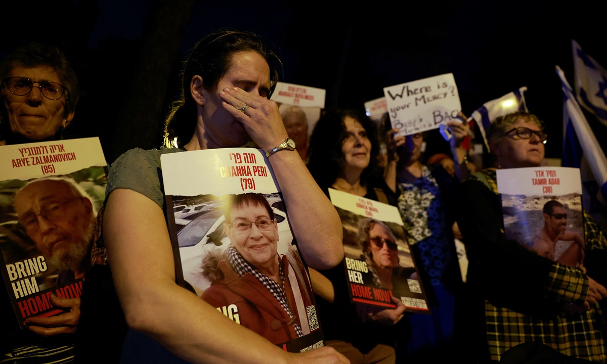 Đám đông biểu tình trước trụ sở Liên Hợp Quốc ở Jerusalem hôm 13/11 kêu gọi hành động để giải cứu các con tin trong tay Hamas. Ảnh: Reuters