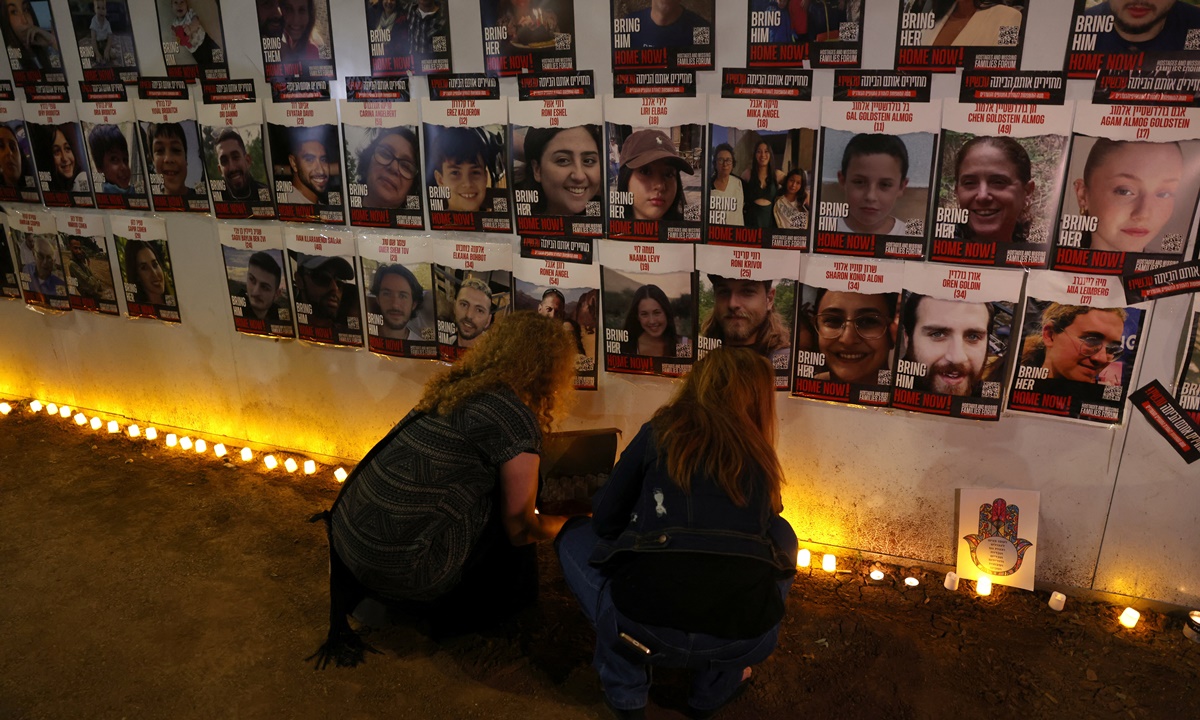 Hình ảnh các con tin bị Hamas bắt được treo trên một bức tường ở Jerusalem hôm 7/11. Ảnh: Reuters