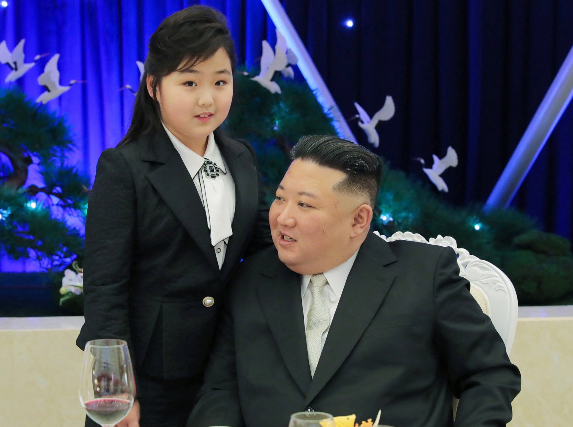 Ông Kim Jong-un và con gái tham dự bữa tiệc kỷ niệm 75 năm thành lập quân đội hôm 7/2. Ảnh: Reuters