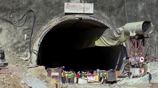 Ấn Độ chuẩn bị 5 phương án giải cứu 40 công nhân mắc kẹt trong đường hầm - Ảnh 1.