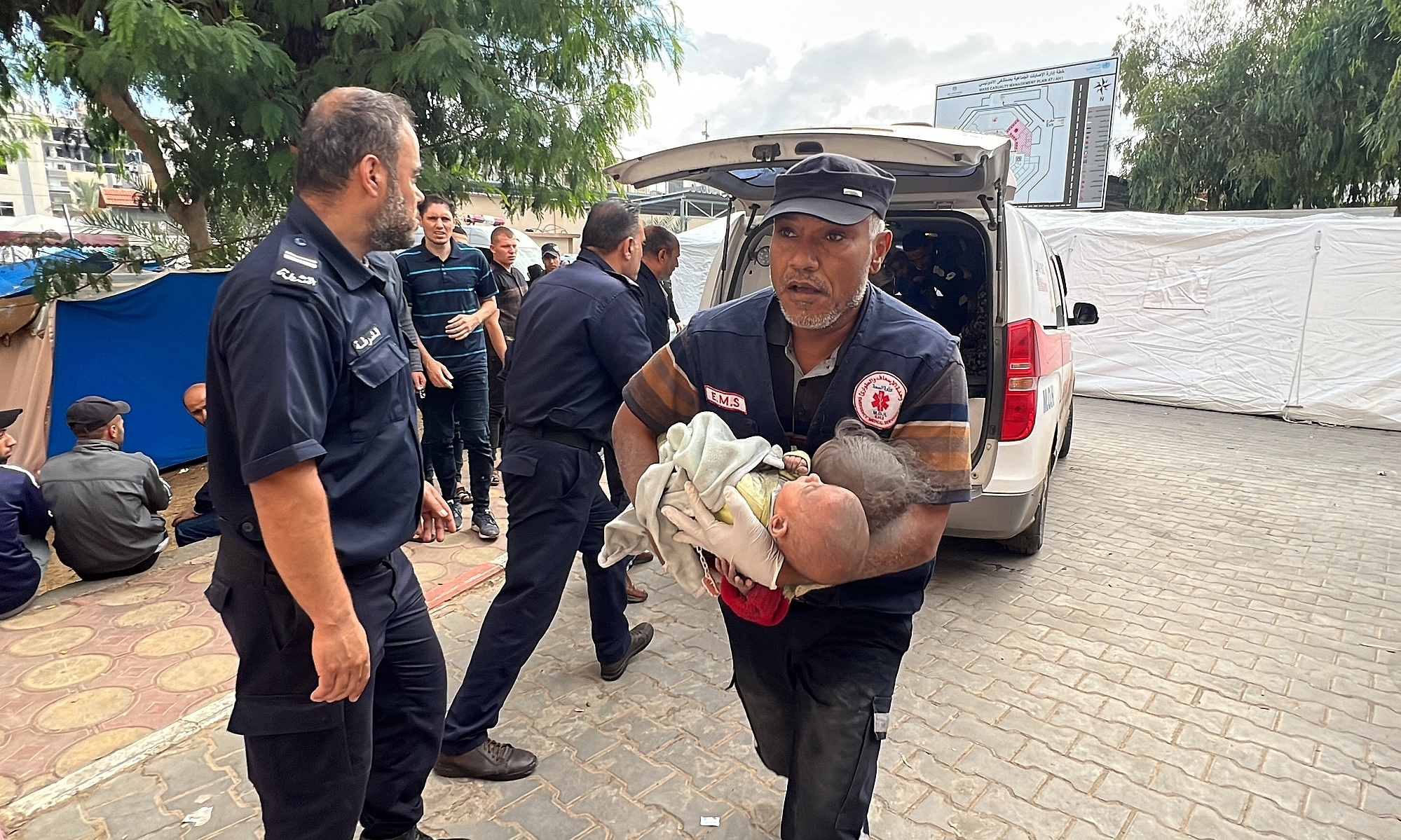 Trẻ em bị thương trong vụ tập kích tại trại tị nạn Jabaliya ngày 15/11 được đưa đến Bệnh viện Indonesia, phía bắc Dải Gaza. Ảnh: Anadolu