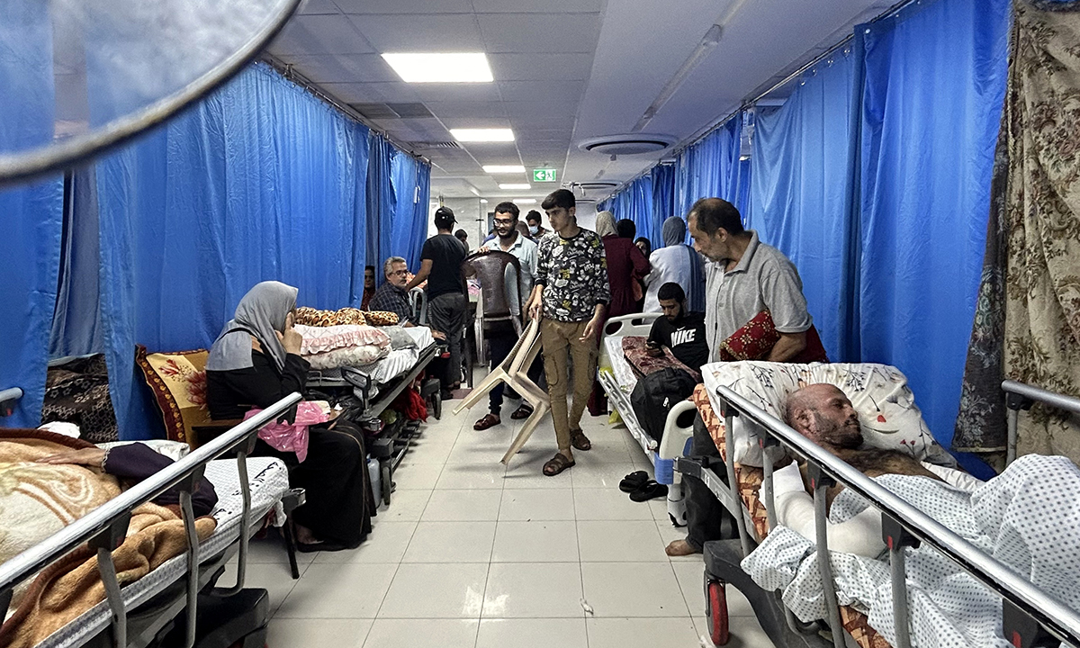 Bệnh nhân và dân thường tại bệnh viện Al-Shifa, Gaza City, Dải Gaza ngày 10/11. Ảnh: AFP