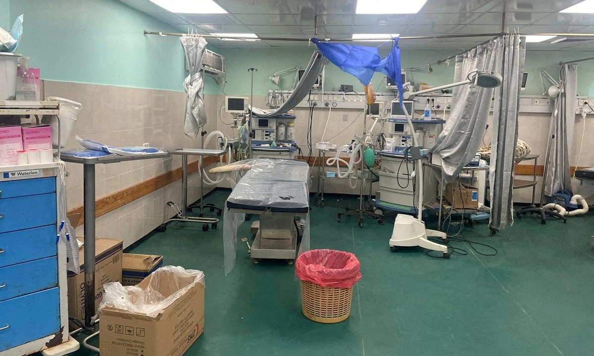 Một phòng phẫu thuật tạm bợ được dựng lên bên trong bệnh viện Al-Shifa tại Dải Gaza hôm 12/11. Ảnh:Reuters