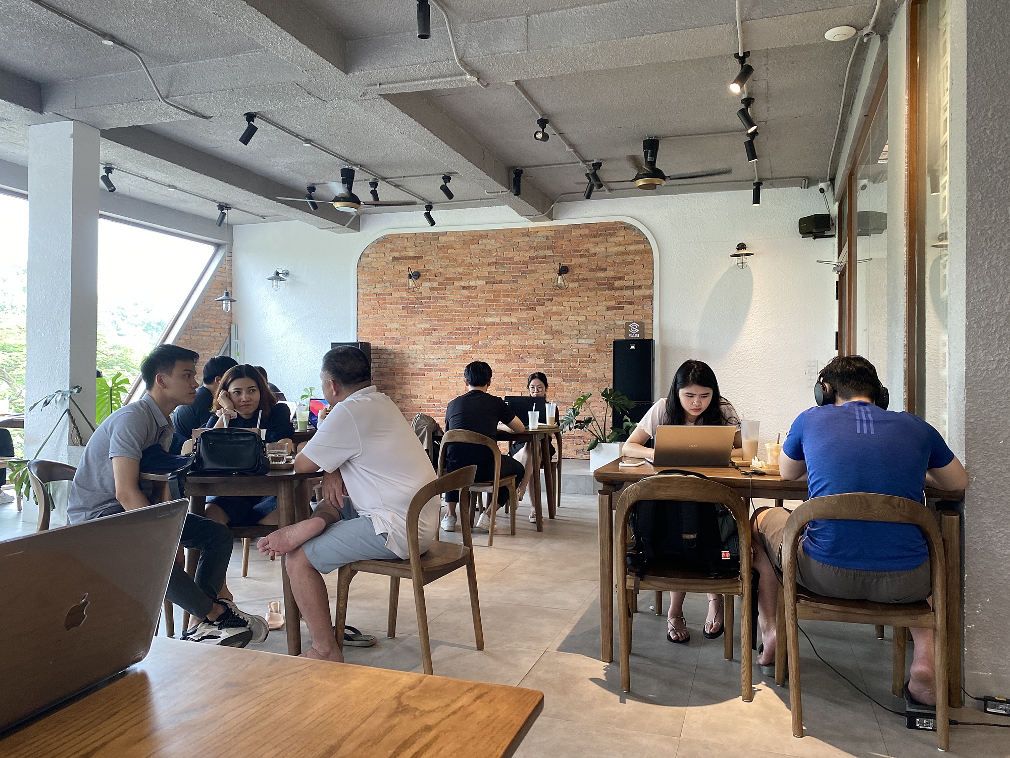 Nhiều bạn trẻ chọn đến một quán cà phê trên đường Nguyễn Khang, quận Cầu Giấy làm nơi học tập, làm việc nhiều giờ đồng hồ, tháng 6/2023. Ảnh: Quỳnh Nguyễn
