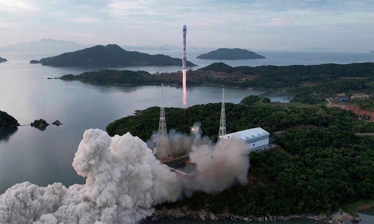 Tên lửa Malligyong-1 mang vệ tinh quân sự rời bãi phóng tại huyện Cholsan ngày 31/5. Ảnh: KCNA