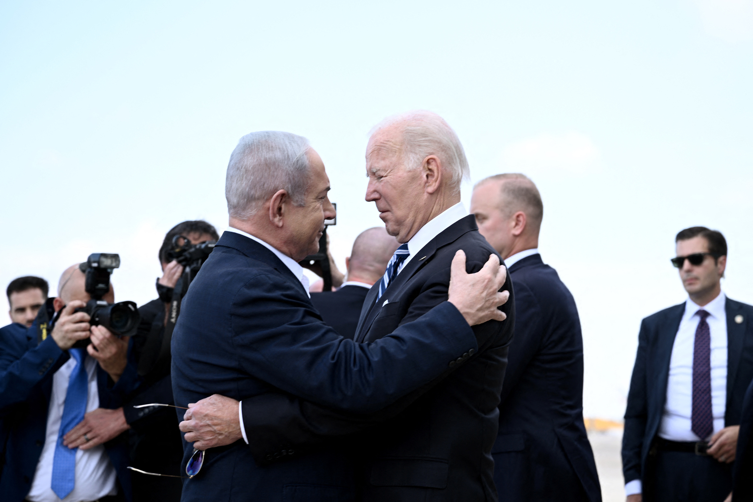 Tổng thống Mỹ Joe Biden (phải) ôm Thủ tướng Israel Benjamin Netanyahu trên đường băng sân bay Ben Gurion ở Tel Aviv ngày 18/10. Ảnh: AFP