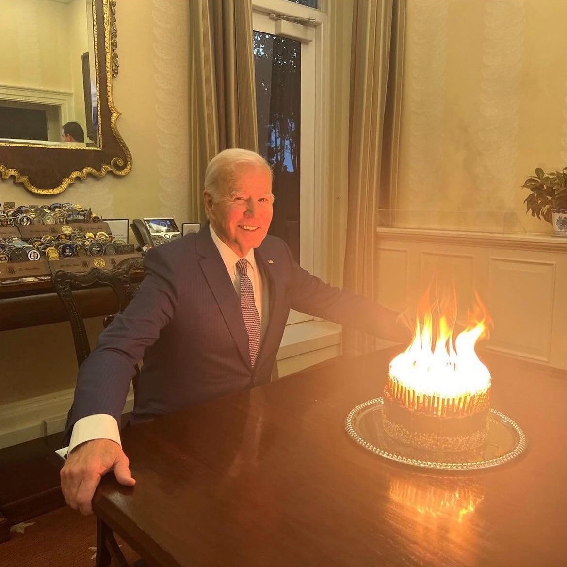 Ông Biden đón sinh nhật bên chiếc bánh rực lửa