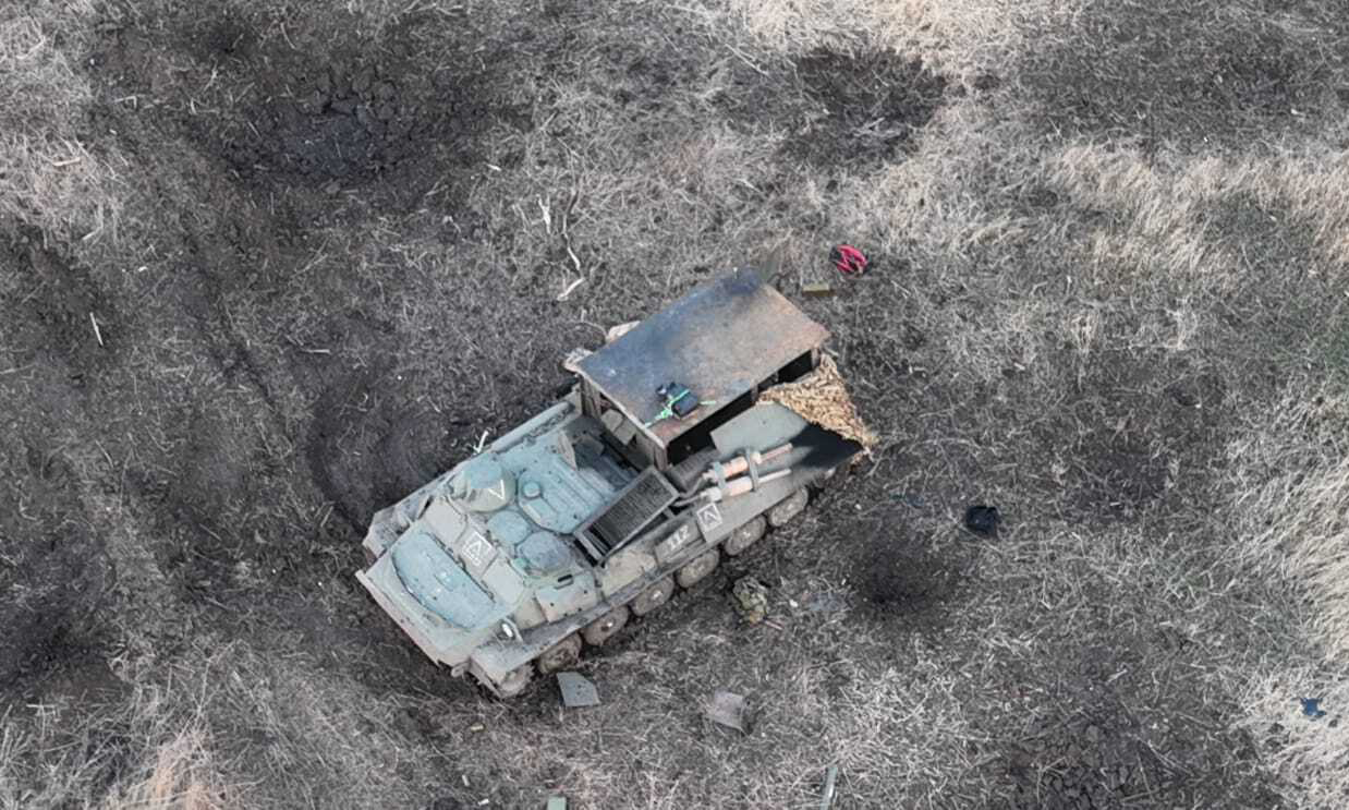 Thiết bị gây nhiễu dán trong nóc thiết giáp MT-LB của Nga tại Donetsk trong bức ảnh công bố hôm 23/11. Ảnh: X/Dmitri
