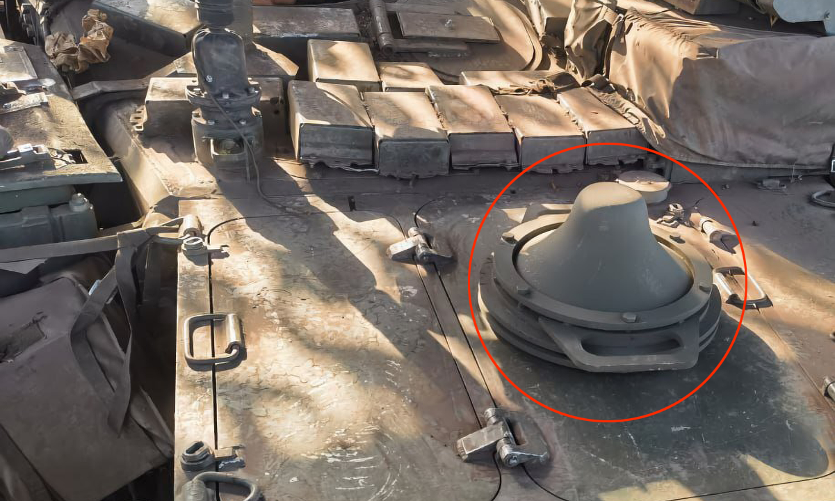 Thiết bị gây nhiễu Volnorez (khoanh đỏ) trên xe tăng T-90M Nga trong bức ảnh đăng hồi tháng 10. Ảnh: X/ TheDeadDistrict