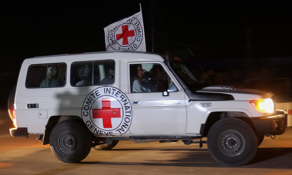 Xe của Hội Chữ thập đỏ được cho là chở con tin được Hamas trả tự do rời Dải Gaza đến Ai Cập ngày 24/11. Ảnh: Reuters