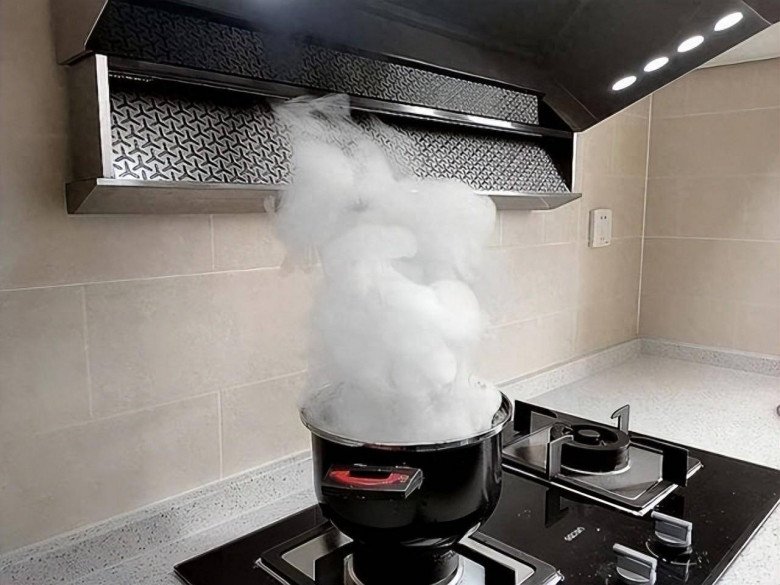 Tại sao nhà bếp vẫn đầy khói dầu ngay cả khi đã bật máy hút mùi? - 1