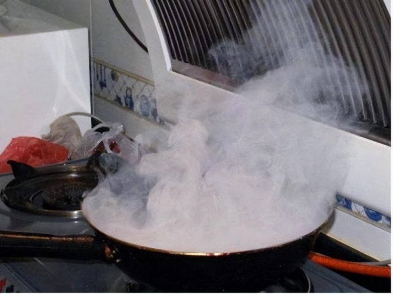 Tại sao nhà bếp vẫn đầy khói dầu ngay cả khi đã bật máy hút mùi? - 3