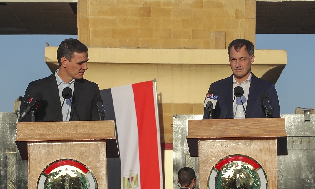 Thủ tướng Tây Ban Nha Pedro Sanchez (trái) và Thủ tướng Bỉ Alexander De Croo phát biểu khi thăm cửa khẩu Rafah, Ai Cập ngày 24/11. Ảnh: Reuters
