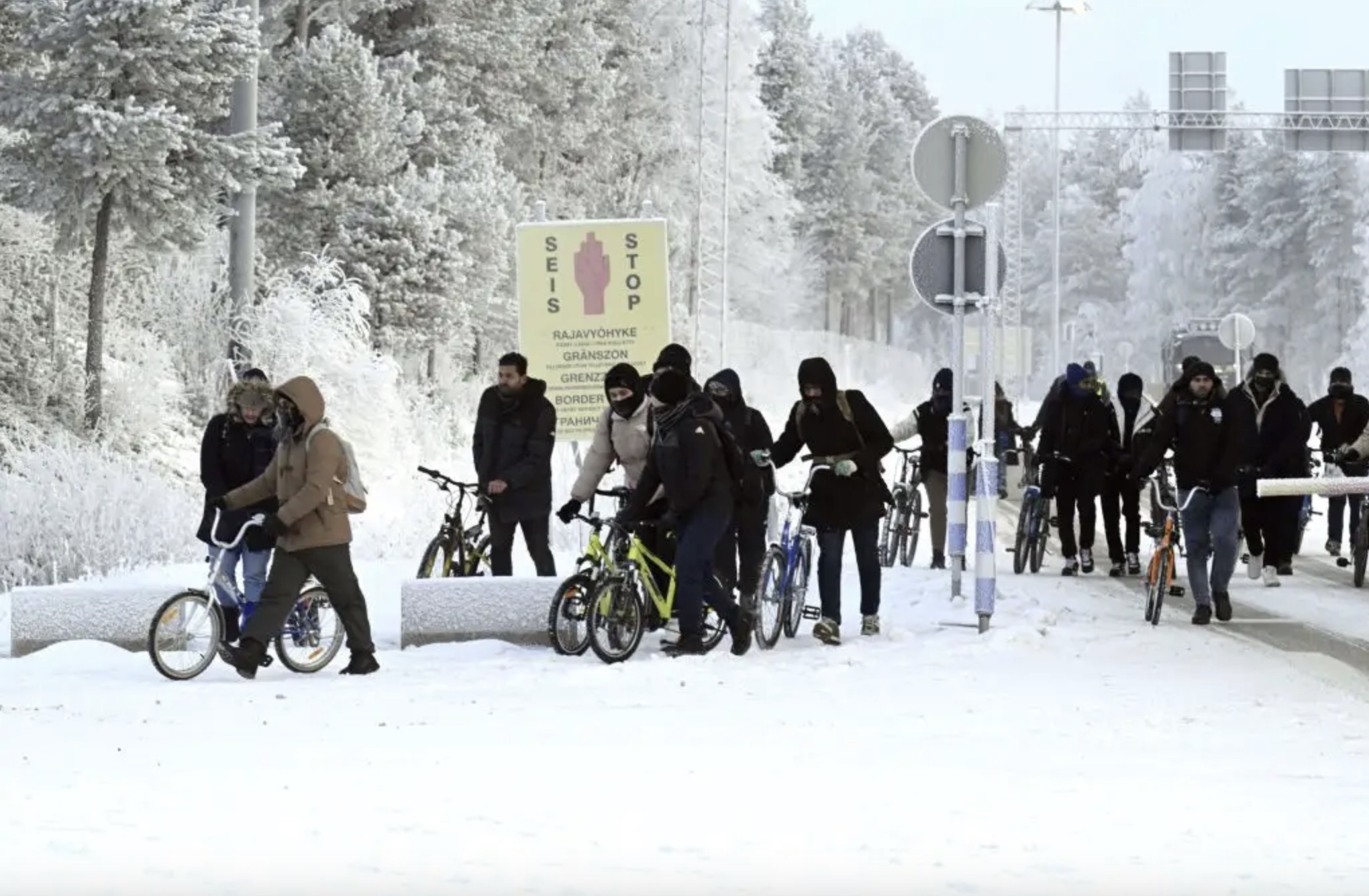 Người di cư đổ đến biên giới Nga - Phần Lan ở phía bắc vào ngày 21/11 bằng xe đạp. Ảnh: Business Insider