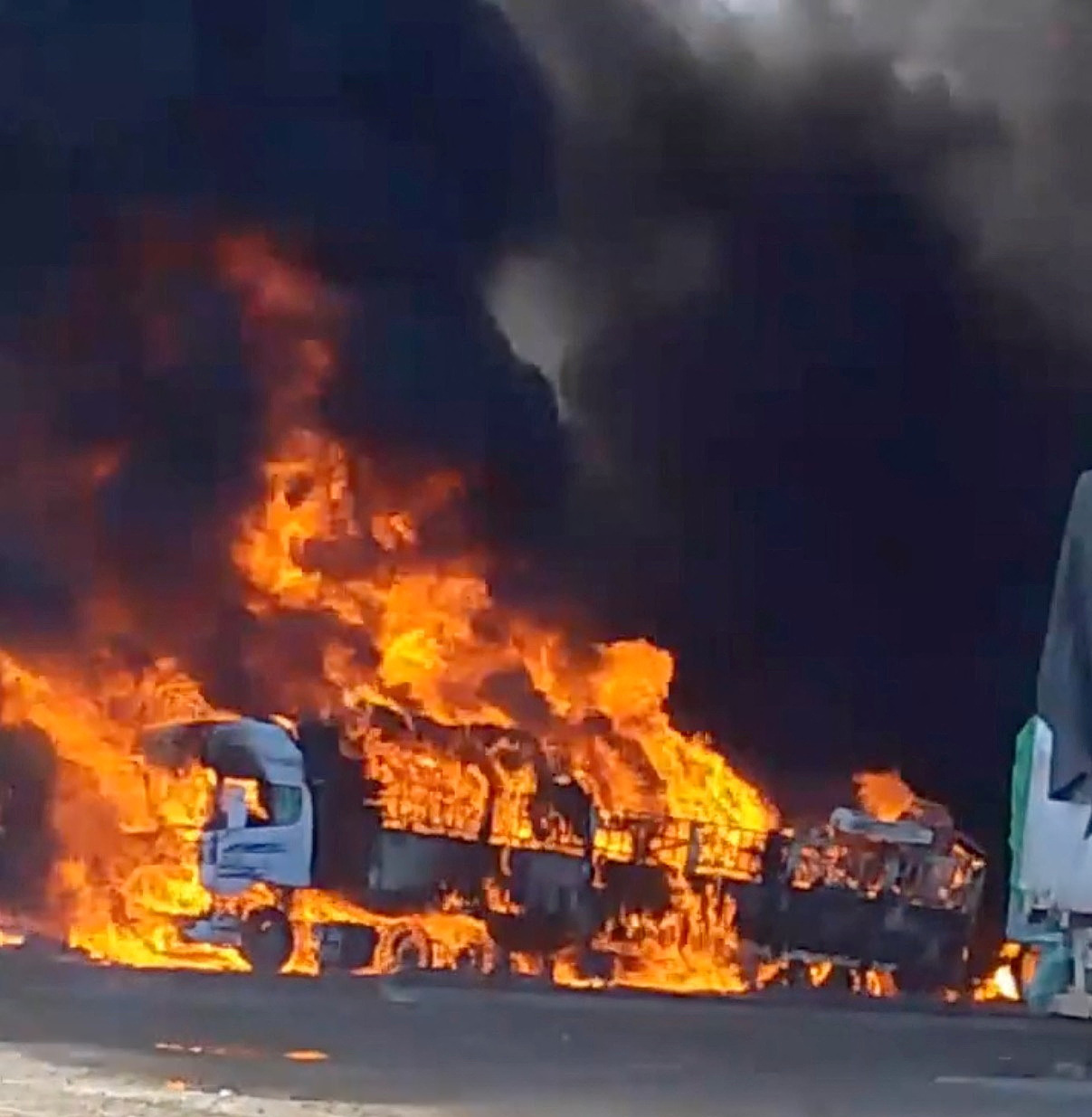 Xe tải bị đốt cháy tại cửa khẩu Kyinsankyawt thuộc bang Shan, khu vực biên giới Myanmar - Trung Quốc ngày 23/11. Ảnh: Reuters