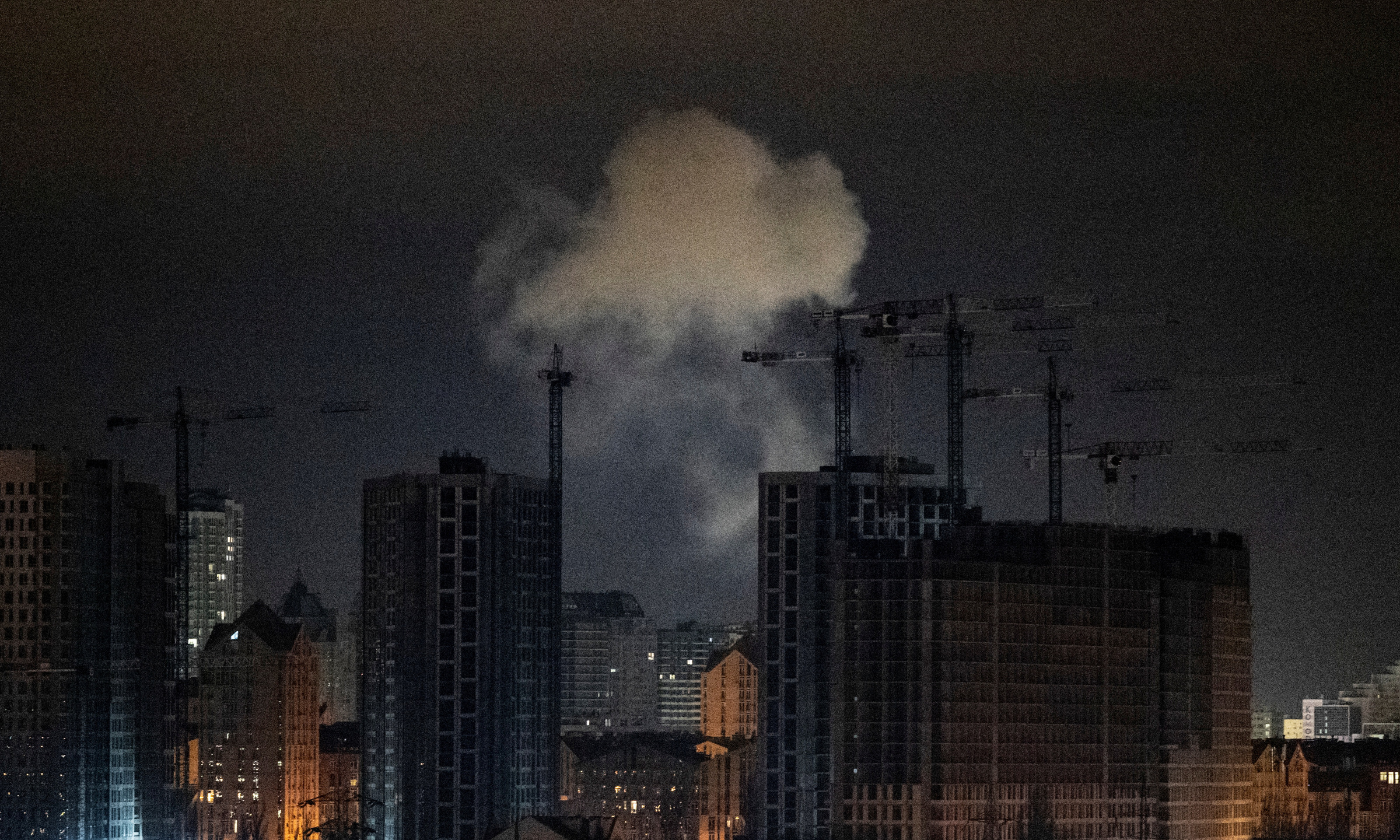 Khói bốc lên ở thủ đô Kiev của Ukraine sau đòn không kích hôm 25/11. Ảnh: Reuters