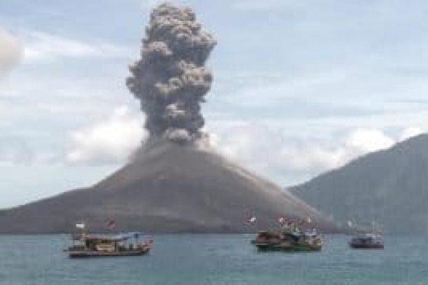 Núi lửa Anak Krakatau “thức giấc” khiến người dân Indonesia hoảng sợ - Ảnh 1.