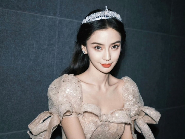 Huỳnh Hiểu Minh ngày càng mặn nồng với hot girl Diệp Kha, Angelababy lặng lẽ theo dõi nhất cử nhất động của tình địch - Ảnh 4.