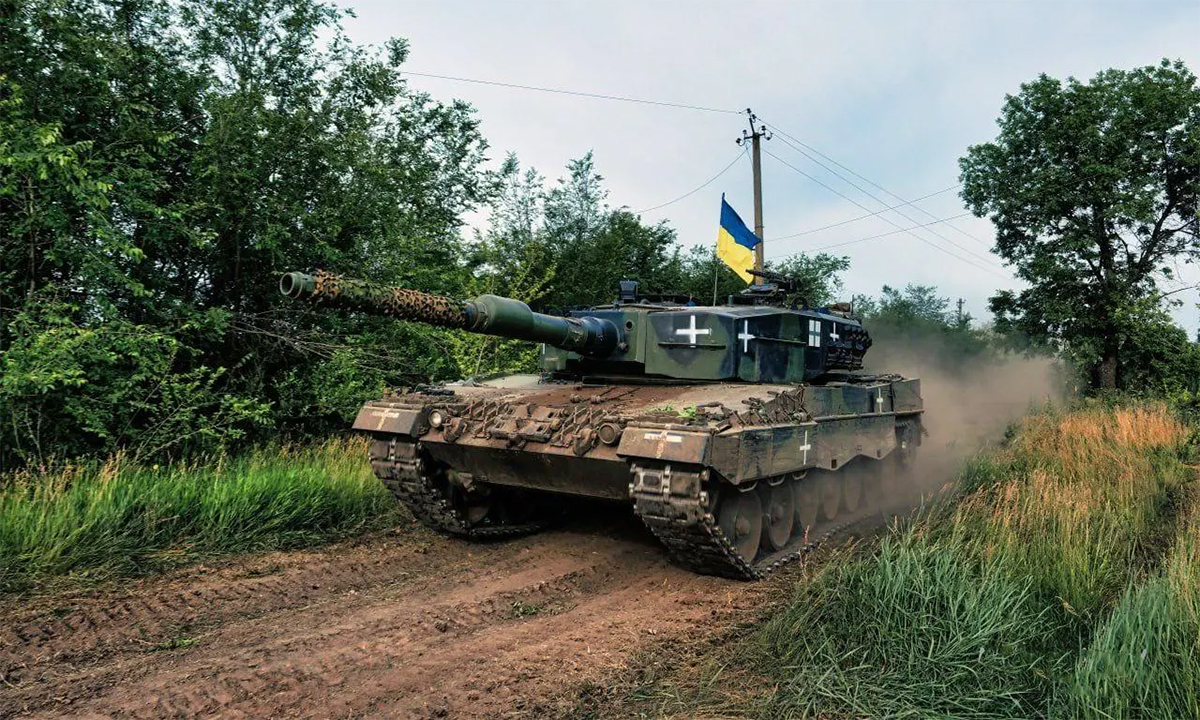 Xe tăng Leopard 2A4 thuộc lữ đoàn bộ binh cơ giới số 33 của Ukraine. Ảnh: Twitter/AndreiBtvt