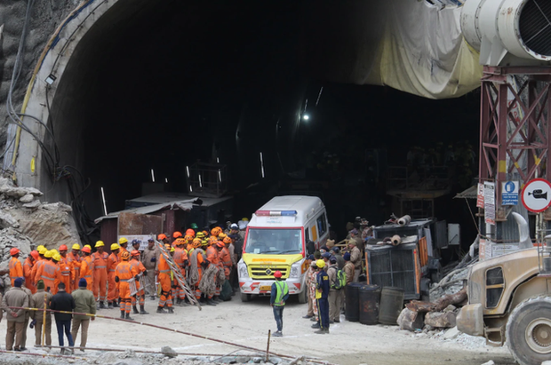 Toàn bộ 41 người được giải cứu khỏi đường hầm ở Ấn Độ sau 17 ngày - Ảnh 2.