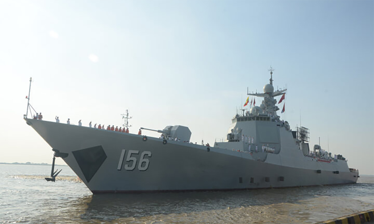 Khu trục hạm Truy Bác của hải quân Trung Quốc cập cảng Thilawa, Yangon, Myanmar ngày 27/11. Ảnh: GNLM