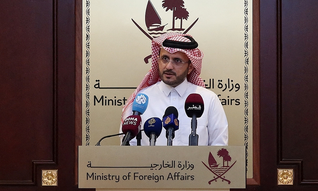 Phát ngôn viên Bộ Ngoại giao Qatar Majed al-Ansari phát biểu tại Doha ngày 23/11. Ảnh: Reuters