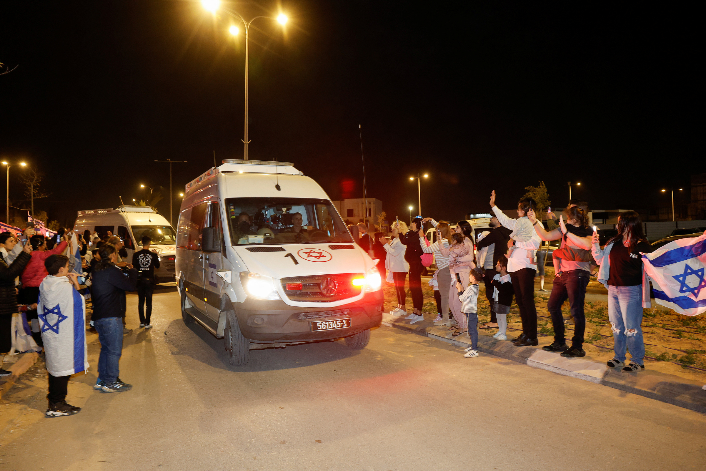 Người dân Israel chào đón đoàn xe chở con tin được Hamas trả tự do tại thành phố Ofakim ngày 26/11. Ảnh: Reuters
