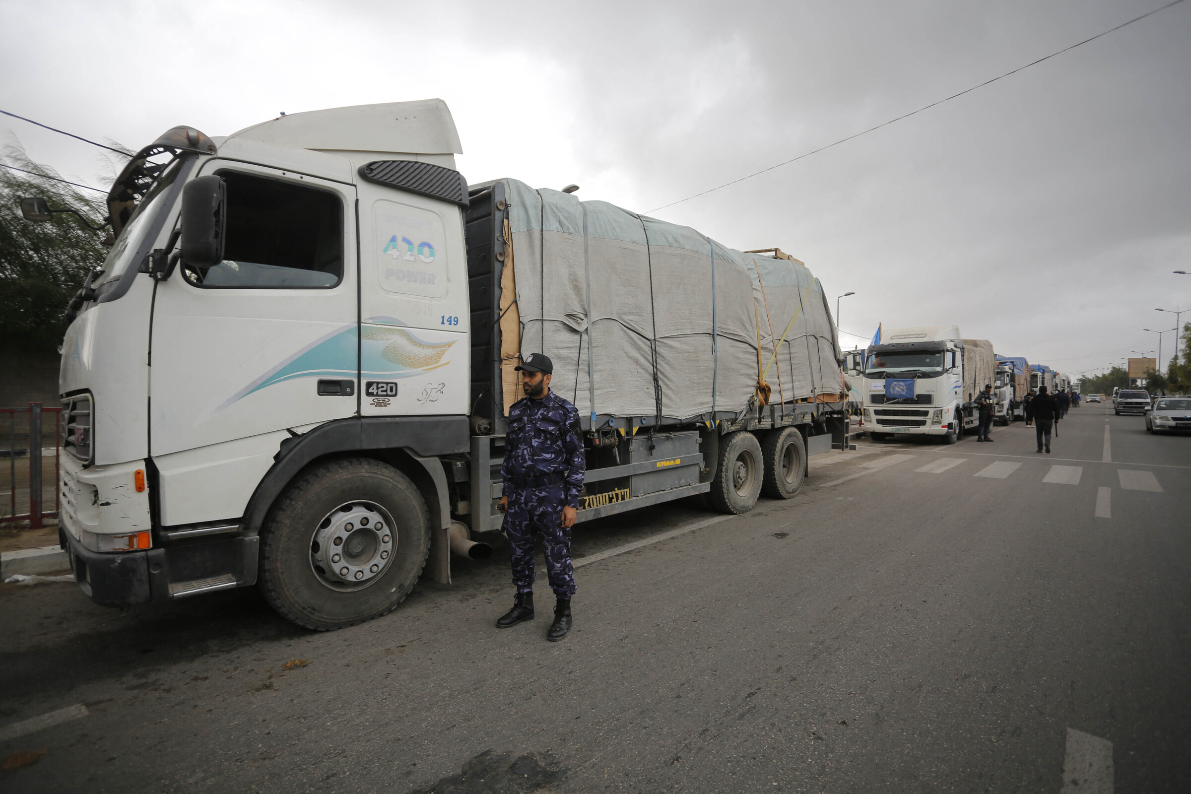 Xe tải chở hàng viện trợ vào Dải Gaza ngày 28/11. Ảnh: AFP