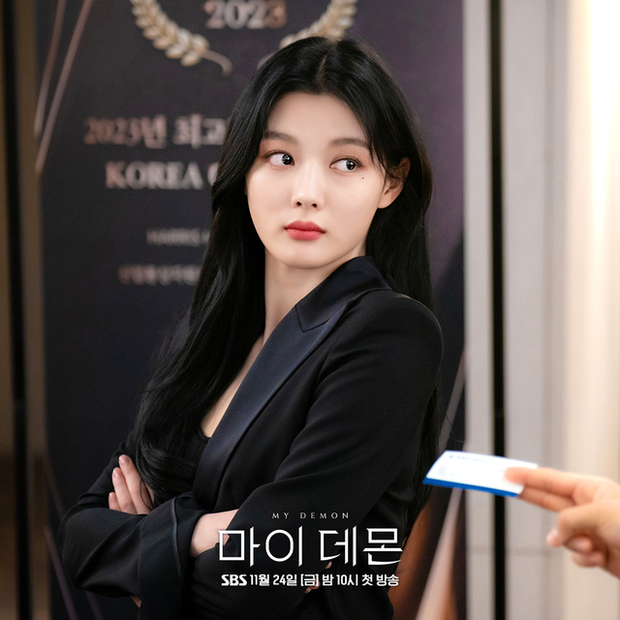 Kim Yoo Jung chính là mỹ nhân mặc đẹp nhất phim Hàn hiện tại, đúng chất tiểu thư sang chảnh mọi khung hình - Ảnh 1.