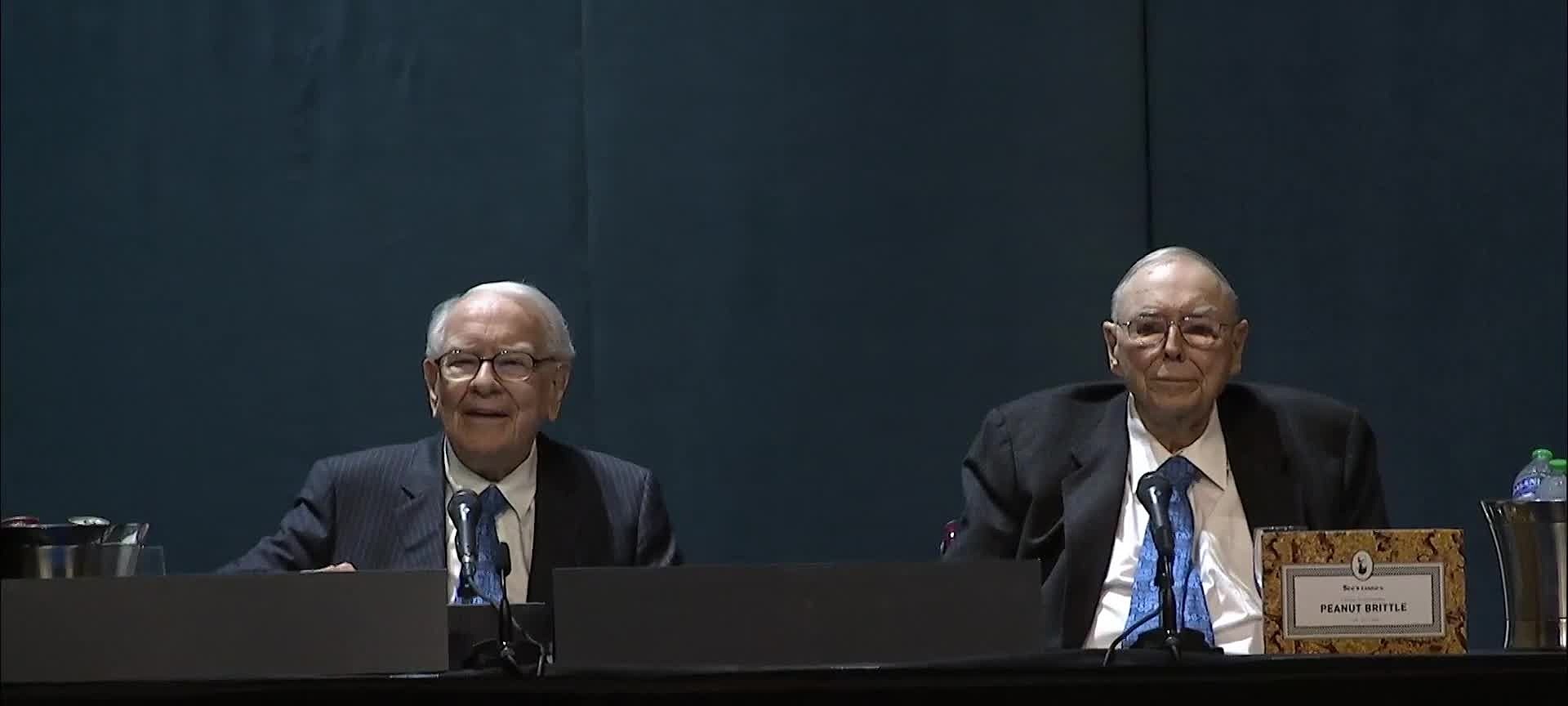 Warren Buffett và Phó tướng Charlie Munger tại ĐHCĐ Berkshire Hathaway hôm 6/5. Ảnh:CNBC