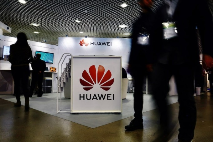 Gian hàng của Huawei tại Triển lãm AI Thế giới ở Pháp tháng 2/2023. Ảnh: Reuters