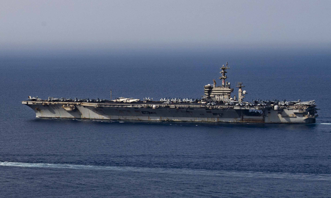 Tàu sân bay USS Dwight D. Eisenhower di chuyển trên Biển Đỏ ngày 7/6. Ảnh: US Navy