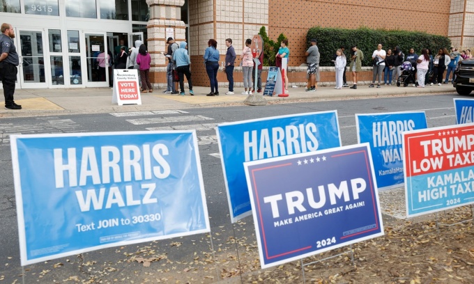 Banner kêu gọi ủng hộ cựu tổng thống Donald Trump và Phó tổng thống Kamala Harris bên ngoài một địa điểm bầu cử sớm ở Charlotte, bang Bắc Carolina, ngày 2/11. Ảnh: Reuters