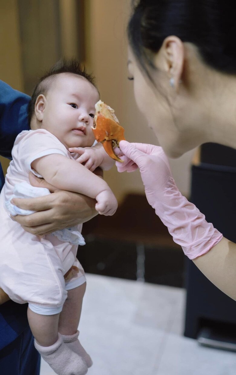 Bé Jenny có đôi má “bánh bao” bầu bĩnh.