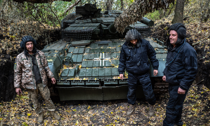 Tố lái xe tăng T-64 Ukraine kiểm tra khí tài trước khi ra tiền tuyến tại Zaporizhzhia hôm 5/11. Ảnh: AFP