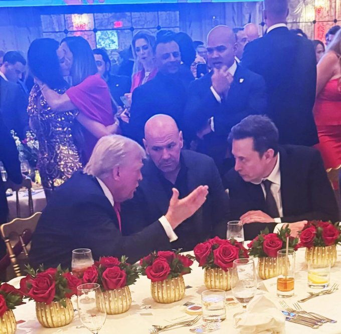 Ông Trump (trái) trao đổi với Elon Musk (phải) trong sự kiện theo dõi kết quả bầu cử ở Mar-a-Lago, bang Florida tối 5/11. Ảnh: X/Theglobal