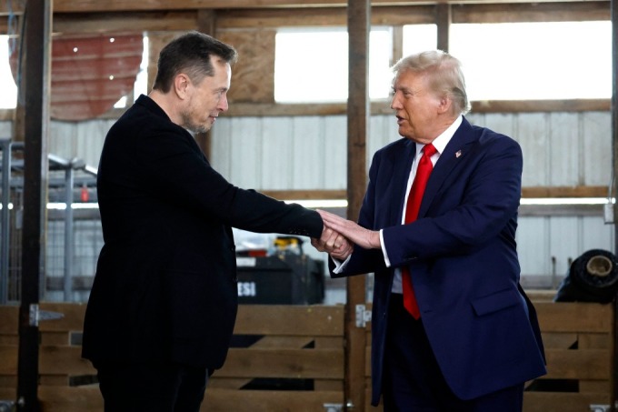 Ông Trump (phải) bắt tay với Elon Musk trong sự kiện vận động tranh cử ở Butler, Pennsylvania, hồi tháng 10. Ảnh: AFP