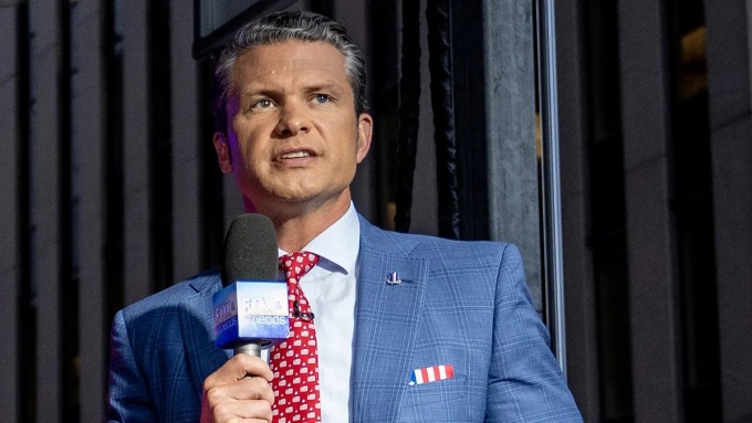 Pete Hegseth trong một buổi phát sóng của chương trình Fox & Friends. Ảnh: Fox