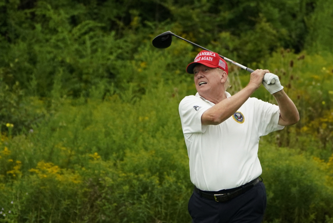 Ông Donald Trump chơi golf tại Câu lạc bộ Golf Trump National ở Bedminster, bang New Jersey hồi tháng 8/2023. Ảnh: AFP