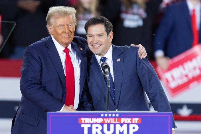 Ông Donald Trump (trái) và thượng nghị sĩ Marco Rubio tại cuộc vận động tranh cử ở Raleigh, Bắc Carolina ngày 4/11. Ảnh: AFP