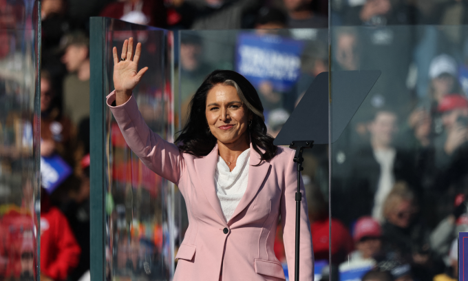 Bà Gabbard tại cuộc vận động tranh cử cho ông Trump ở bang Pennsylvania hôm 3/11. Ảnh: AFP