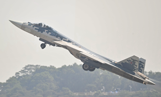 Nguyên mẫu Su-57 bay trình diễn trong ngày khai mạc chính thức của triển lãm hàng không Chu Hải hôm 12/11. Ảnh: AFP