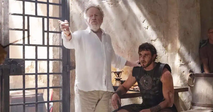 Đạo diễn Ridley Scott (trái) và diễn viên Paul Mescal trên phim trường Gladiator II. Ảnh: Paramount Pictures