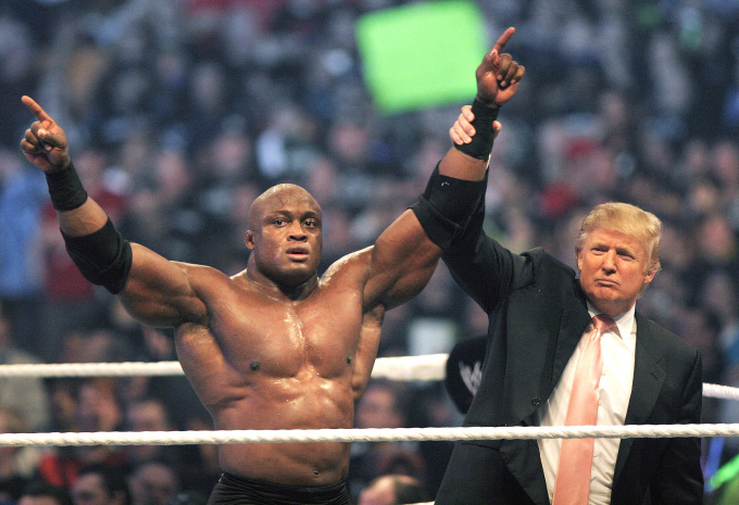 Ông Trump giơ cao tay Bobby Lashley sau khi đô vật này đánh bại đối thủ ở Detroit, năm 2007. Ảnh: AFP