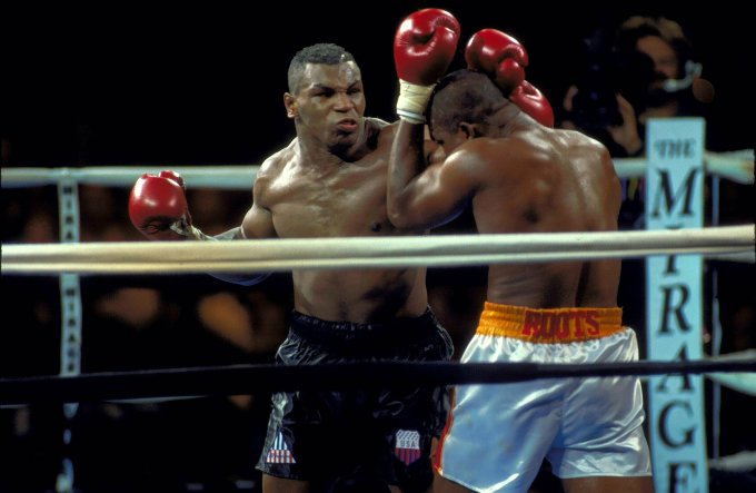 Mike Tyson trong trận đấu với Razor Ruddock năm 1991. Ảnh: Reuters