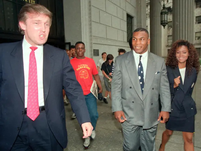 Ông Donald Trump (trái) và vợ chồng Mike Tyson năm 1988. Ảnh: AP