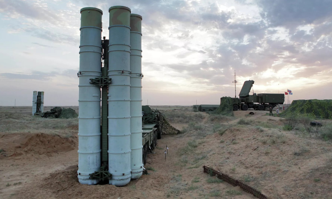 Tổ hợp phòng không S-400 của Nga tại thao trường ở vùng Astrakhan năm 2012. Ảnh: RIA Novosti